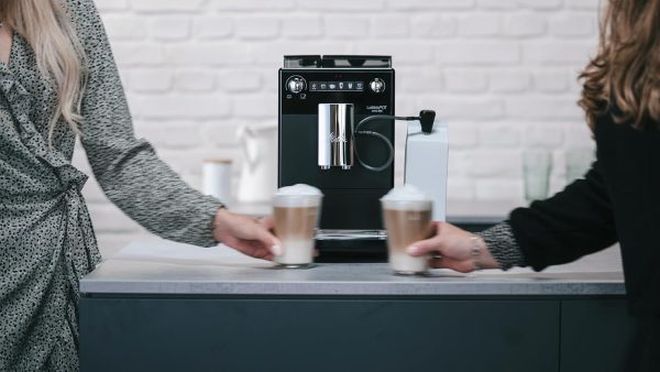 Melitta Latticia OT - Kaffeevollautomat mit Milchsystem, Kaffeemaschine mit Mahlwerk für z. B. Kaffee oder Cappuccino, schwarz 6