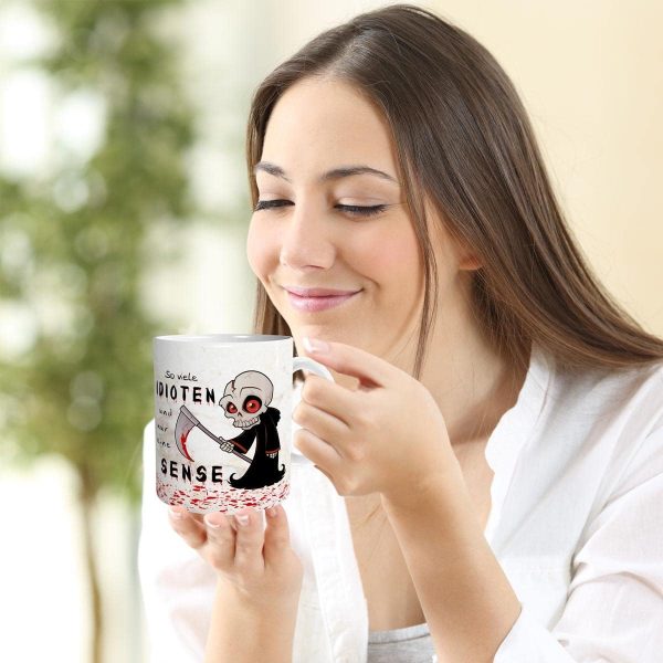 TRIOSK Tasse So viele Idioten und nur eine Sense mit Sensenmann Spruch lustig Fun Horror Geschenk für Arbeit Büro Kollegen Männer Frauen Beige, Keramik 300ml 2