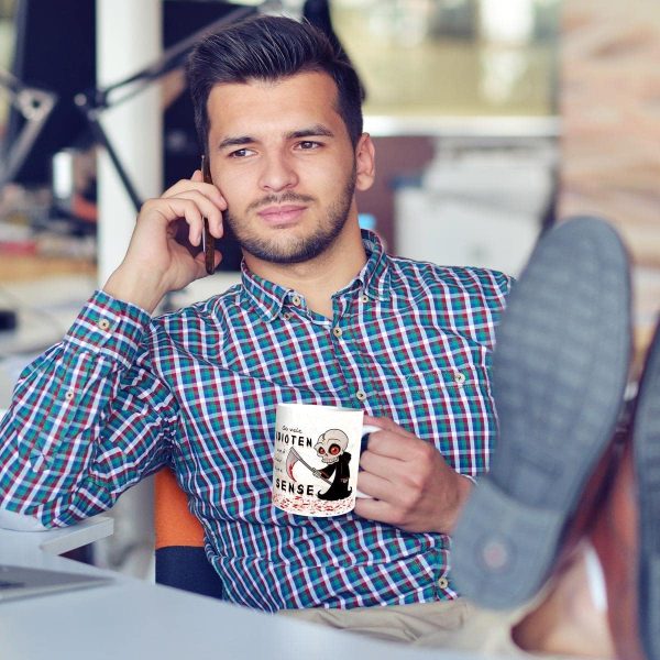TRIOSK Tasse So viele Idioten und nur eine Sense mit Sensenmann Spruch lustig Fun Horror Geschenk für Arbeit Büro Kollegen Männer Frauen Beige, Keramik 300ml 4