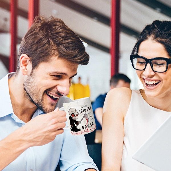 TRIOSK Tasse So viele Idioten und nur eine Sense mit Sensenmann Spruch lustig Fun Horror Geschenk für Arbeit Büro Kollegen Männer Frauen Beige, Keramik 300ml 7
