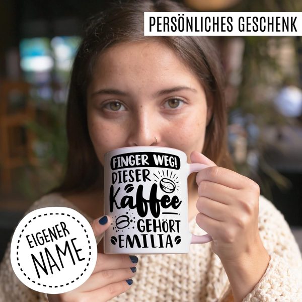 Kaffee-Tasse personalisiert mit Spruch lustig - FINGER WEG! Dieser Kaffee gehört eigener Name - Geschenk personalisierbar Geschenk-Idee Büro personalisieren Kaffee-Becher (Weiß & Rosa) 3
