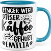 Kaffee-Tasse personalisiert mit Spruch lustig - FINGER WEG! Dieser Kaffee gehört eigener Name - Geschenk personalisierbar Geschenk-Idee Büro personalisieren Kaffee-Becher (Weiß & Blau) 20