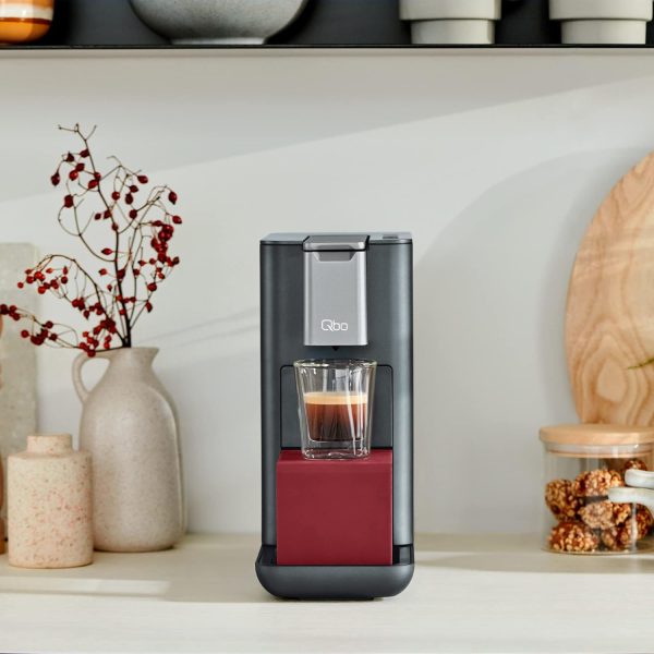 Tchibo Qbo ESSENTIAL Premium Kapselmaschine inkl. 30 recyclebare Qbo Kapseln für Espresso, Caffè und Caffè Grande, kompaktes, innovatives Design, Dark Berry [Energieklasse A+] 7