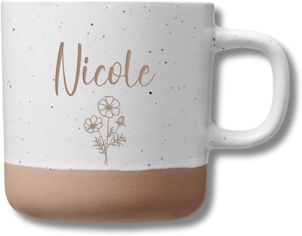 Personalisierte Tasse mit Namen und Gravur | Keramik Steingut Tasse mit Blumenmotiv | Geschenk für Freundin, Ehefrau oder Familie | Kaffeetasse 360ml groß | Geburtstags Geschenke Frauen (Name+Blume) 1