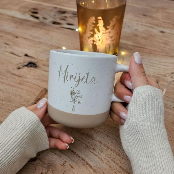 Personalisierte Tasse mit Namen und Gravur | Keramik Steingut Tasse mit Blumenmotiv | Geschenk für Freundin, Ehefrau oder Familie | Kaffeetasse 360ml groß | Geburtstags Geschenke Frauen (Name+Blume) 2