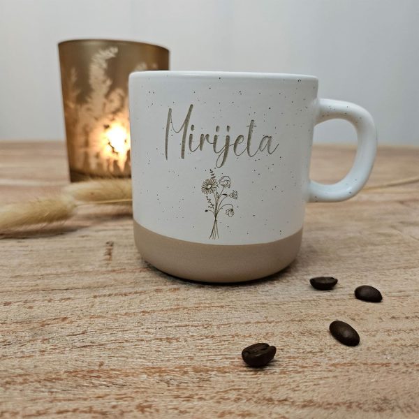 Personalisierte Tasse mit Namen und Gravur | Keramik Steingut Tasse mit Blumenmotiv | Geschenk für Freundin, Ehefrau oder Familie | Kaffeetasse 360ml groß | Geburtstags Geschenke Frauen (Name+Blume) 4