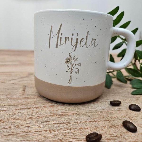 Personalisierte Tasse mit Namen und Gravur | Keramik Steingut Tasse mit Blumenmotiv | Geschenk für Freundin, Ehefrau oder Familie | Kaffeetasse 360ml groß | Geburtstags Geschenke Frauen (Name+Blume) 8